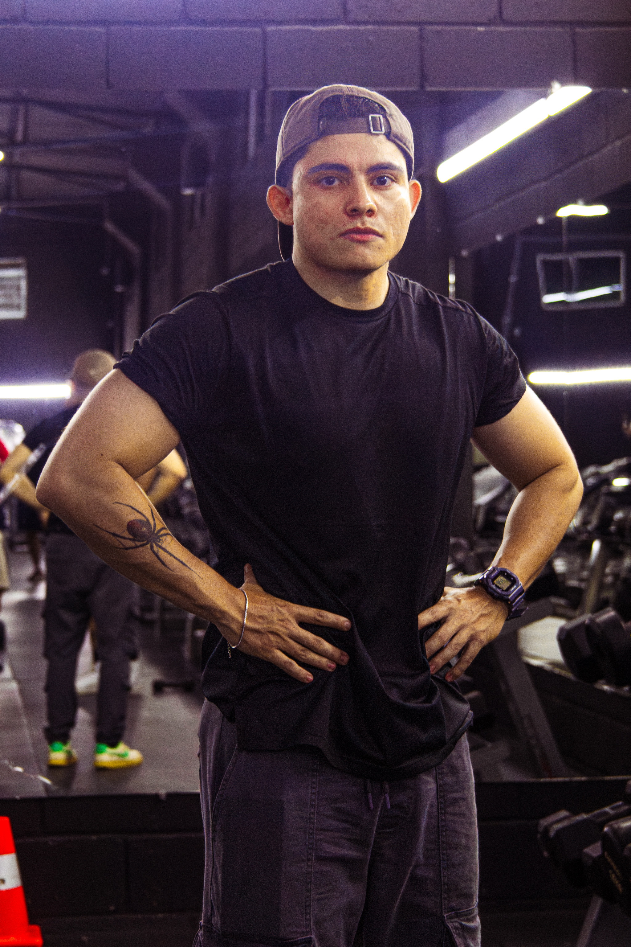 Atleta Hustform de pie con manos firmes antes de un levantamiento