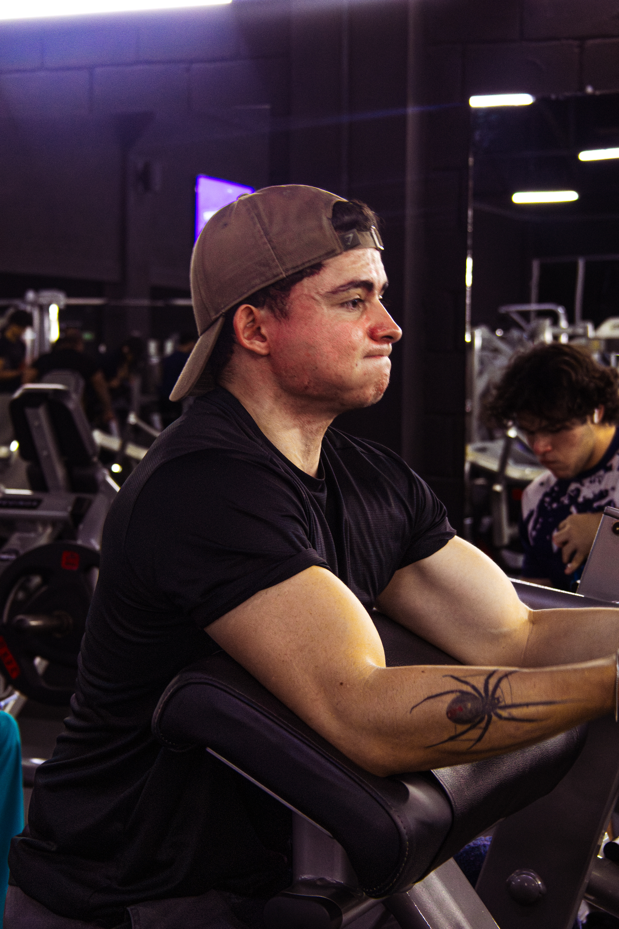 Atleta Hustform en medio de una serie de curl predicador