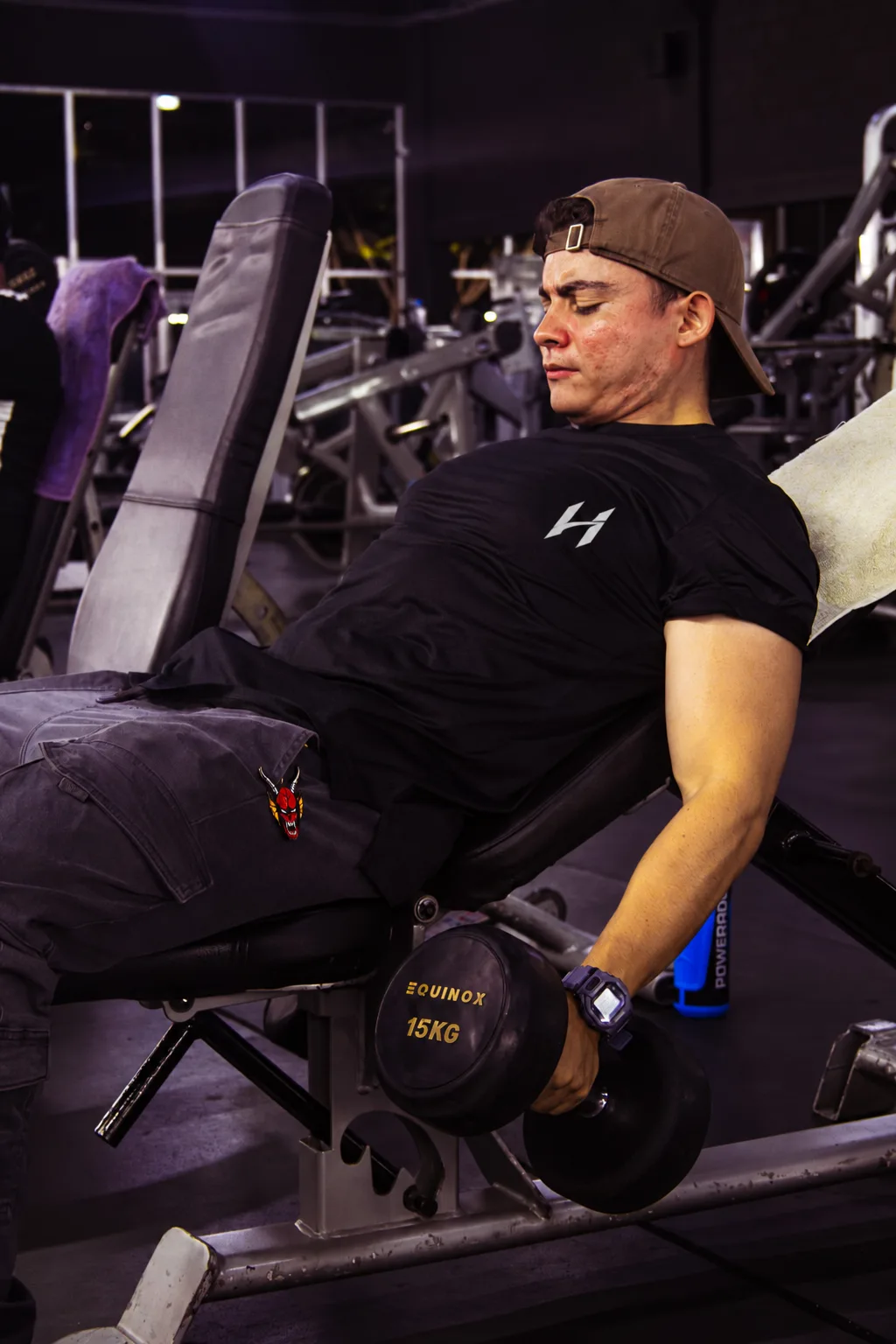 Atleta Hustform entrenando en una prensa de piernas con camiseta negra